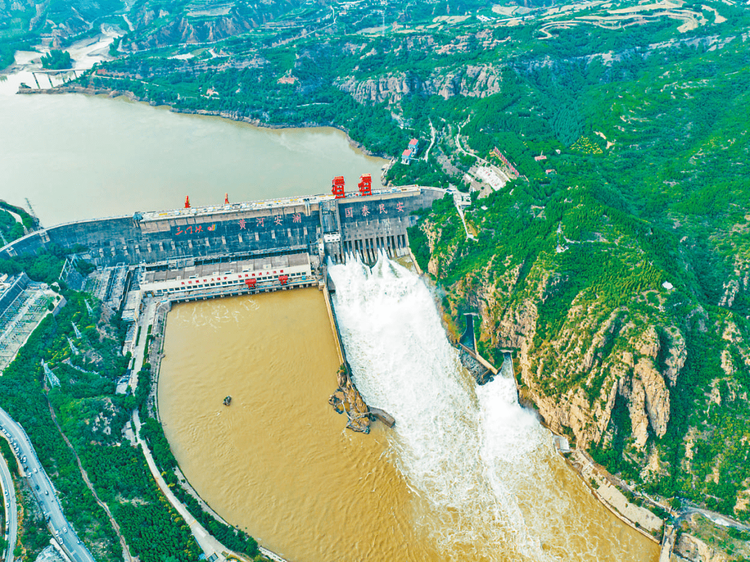 三門峽水利樞紐是新中國成立後在黃河上興建的第一座以防洪為主綜合