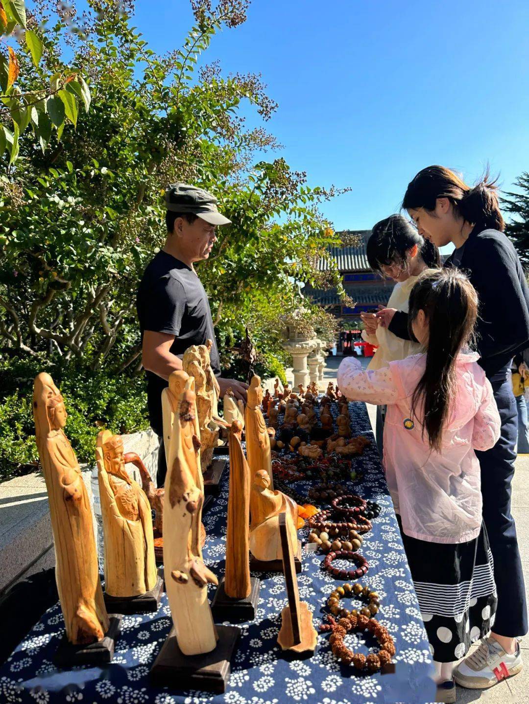 非遗集市的各类非遗文创展示山门处"五谷丰登,鱼虾满仓"打卡快跟我一