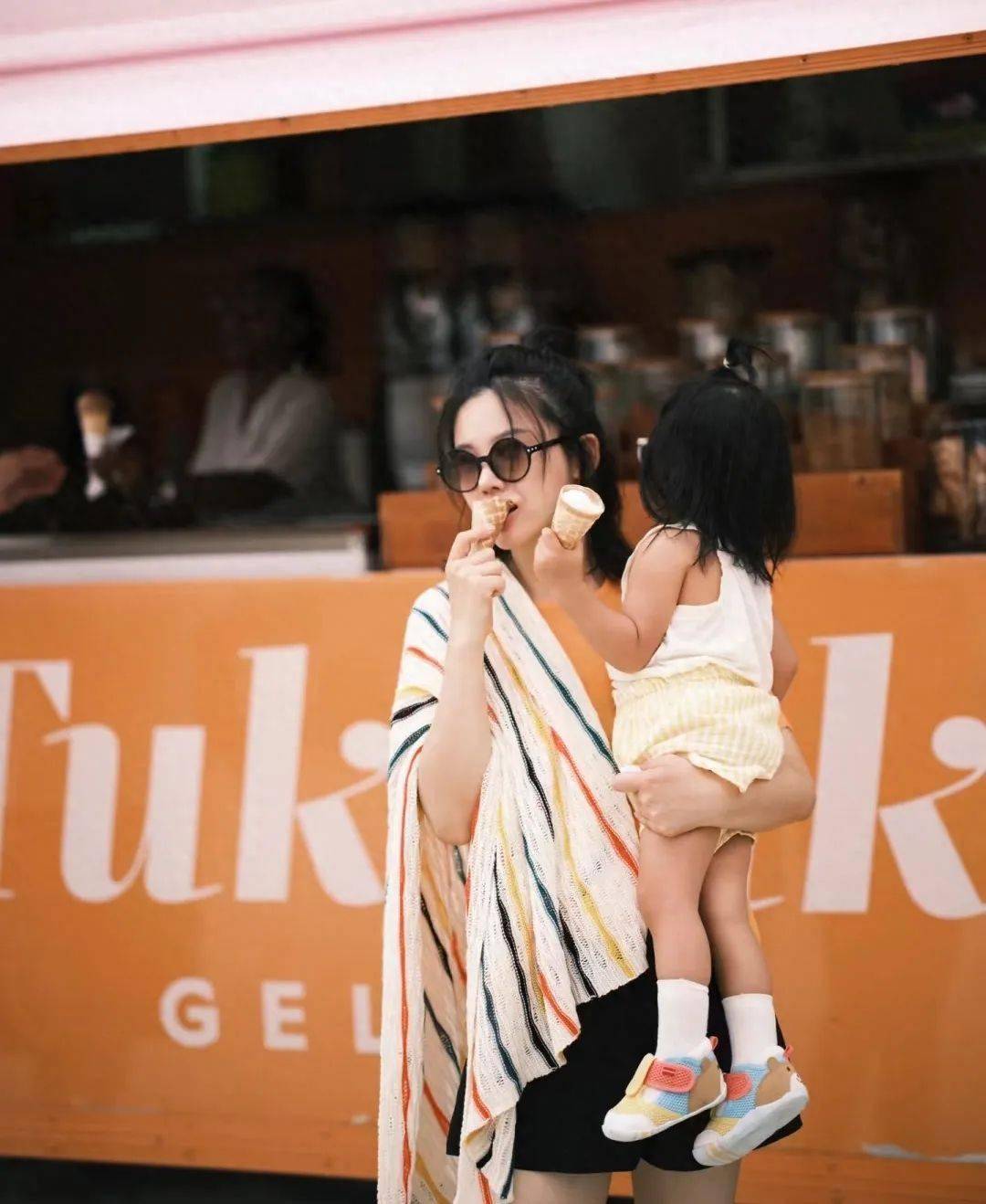 杨子姗罕晒全家福带1岁女儿度假梳同款发型坦言还想生二胎