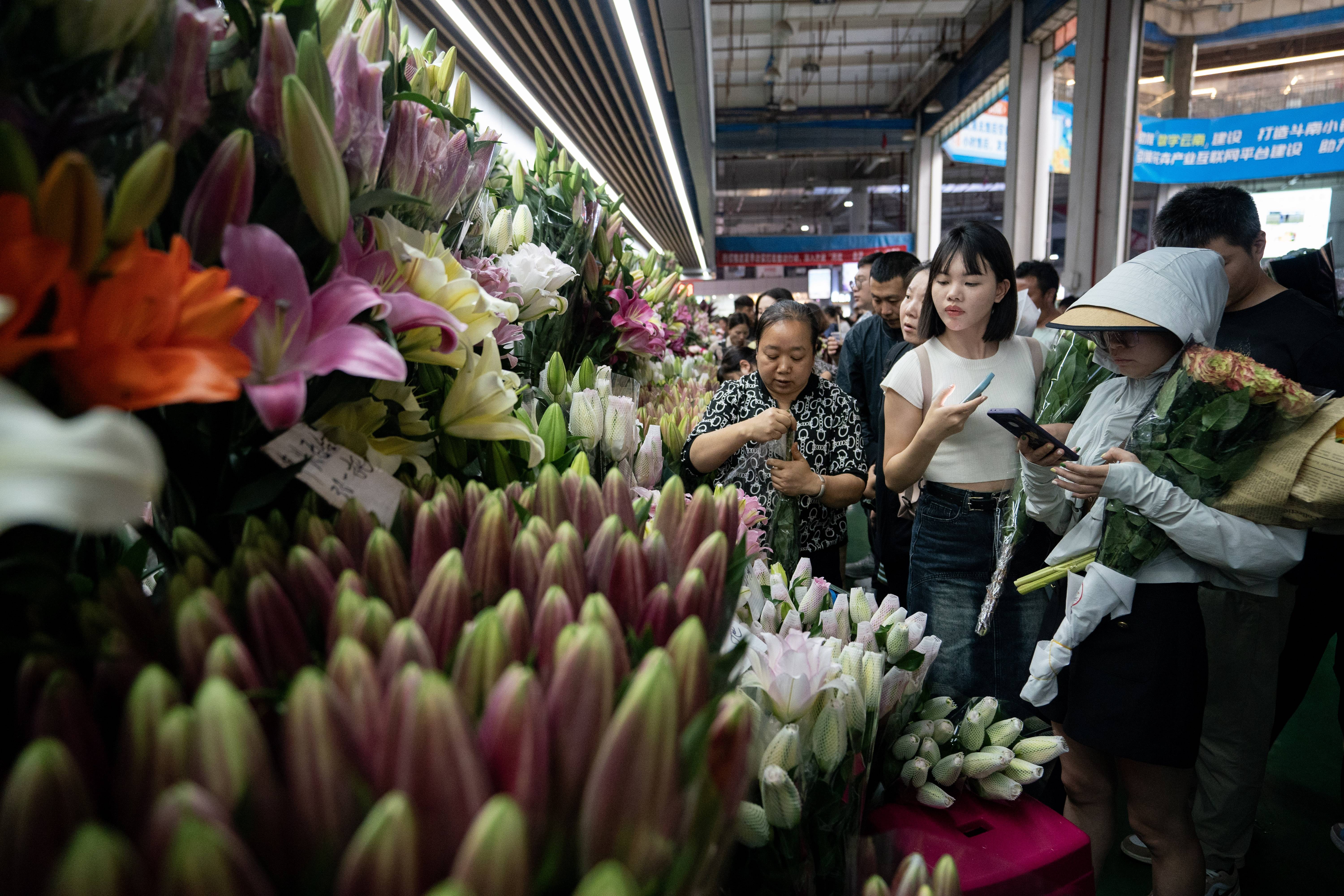 10月5日,市民游客在昆明斗南花卉市场内选购花卉