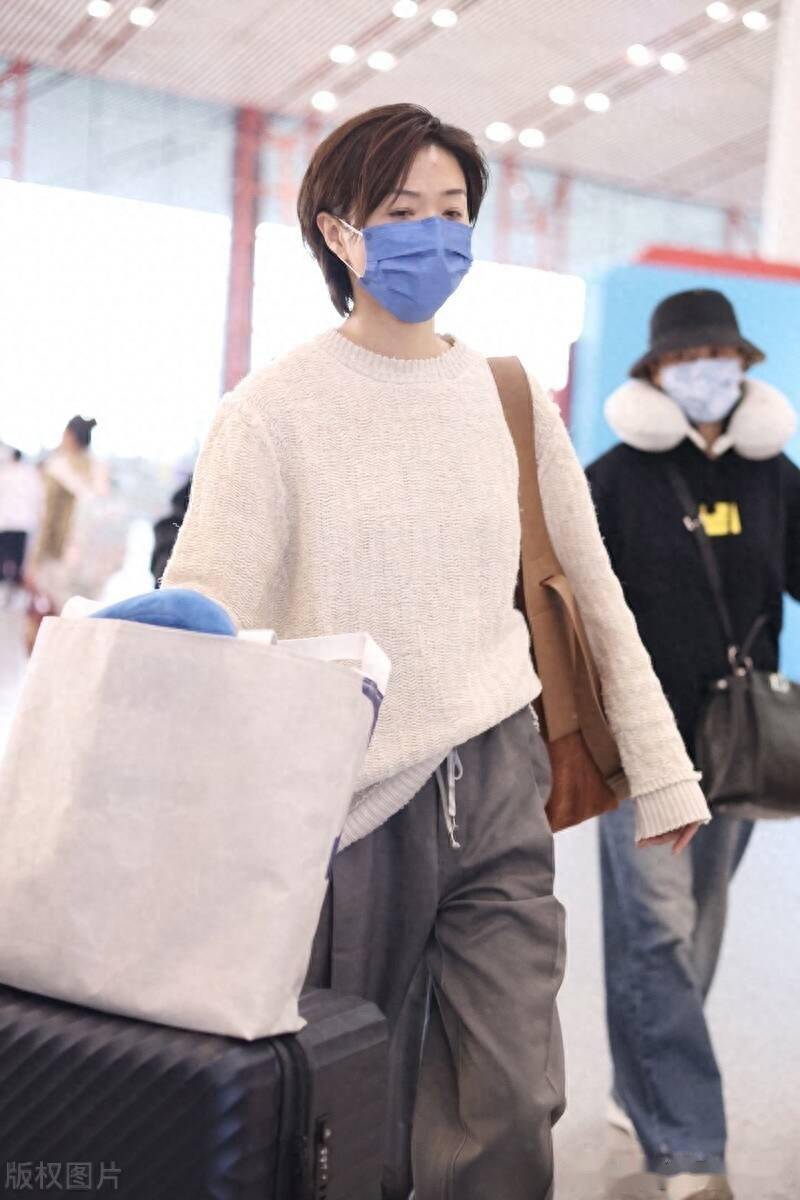 街拍:万茜米白色针织衫 灰色老爹西裤 麂皮单肩包轻松随性_北京_机场