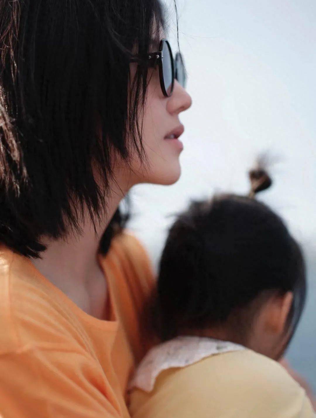 杨子姗罕晒全家福带1岁女儿度假梳同款发型坦言还想生二胎
