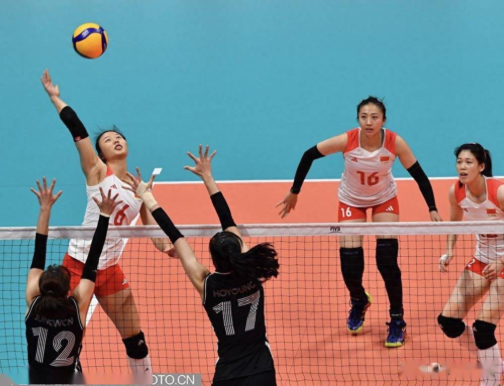 丁霞(左)和袁心玥双人拦网李盈莹进攻王梦洁救球王媛媛进攻龚翔宇(左)