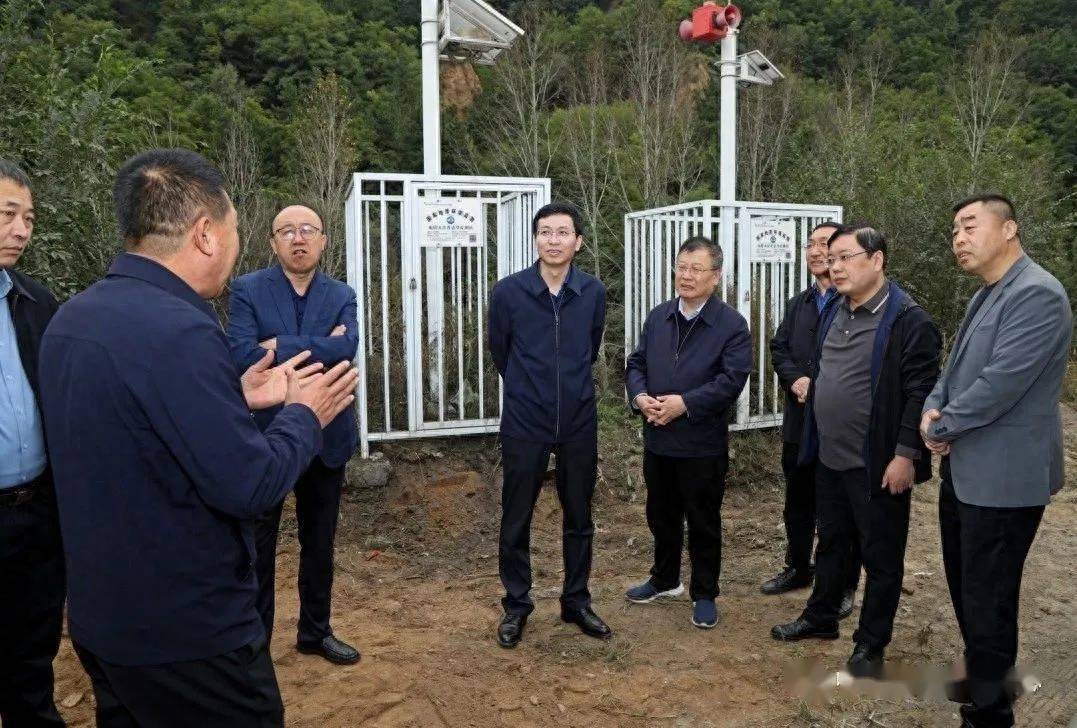 10月4日下午,县委书记王峰沿着南川河两侧一路前行,视察南川河河道