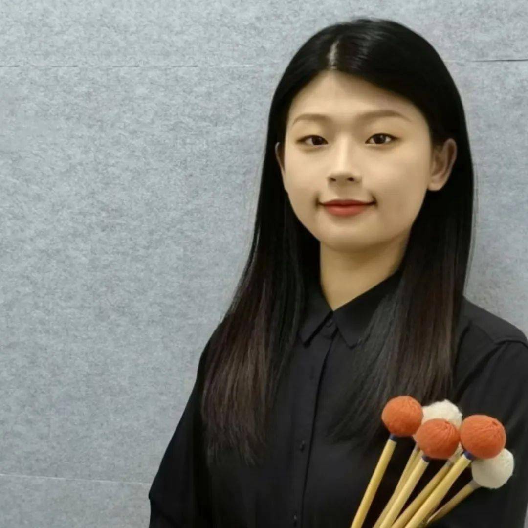 家毕业于星海音乐学院,师从现代音乐与戏剧学院爵士系教授彭小波老师
