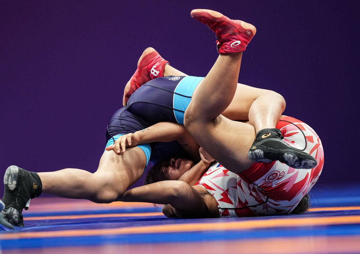 摔跤——女子自由式68公斤级赛况_选手_周凤_新华社