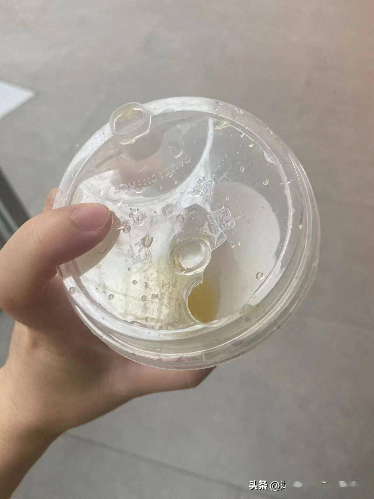 当她打开杯盖,猛灌几口奶茶下肚后,忽然感觉胸口疼痛,好像什么东西卡