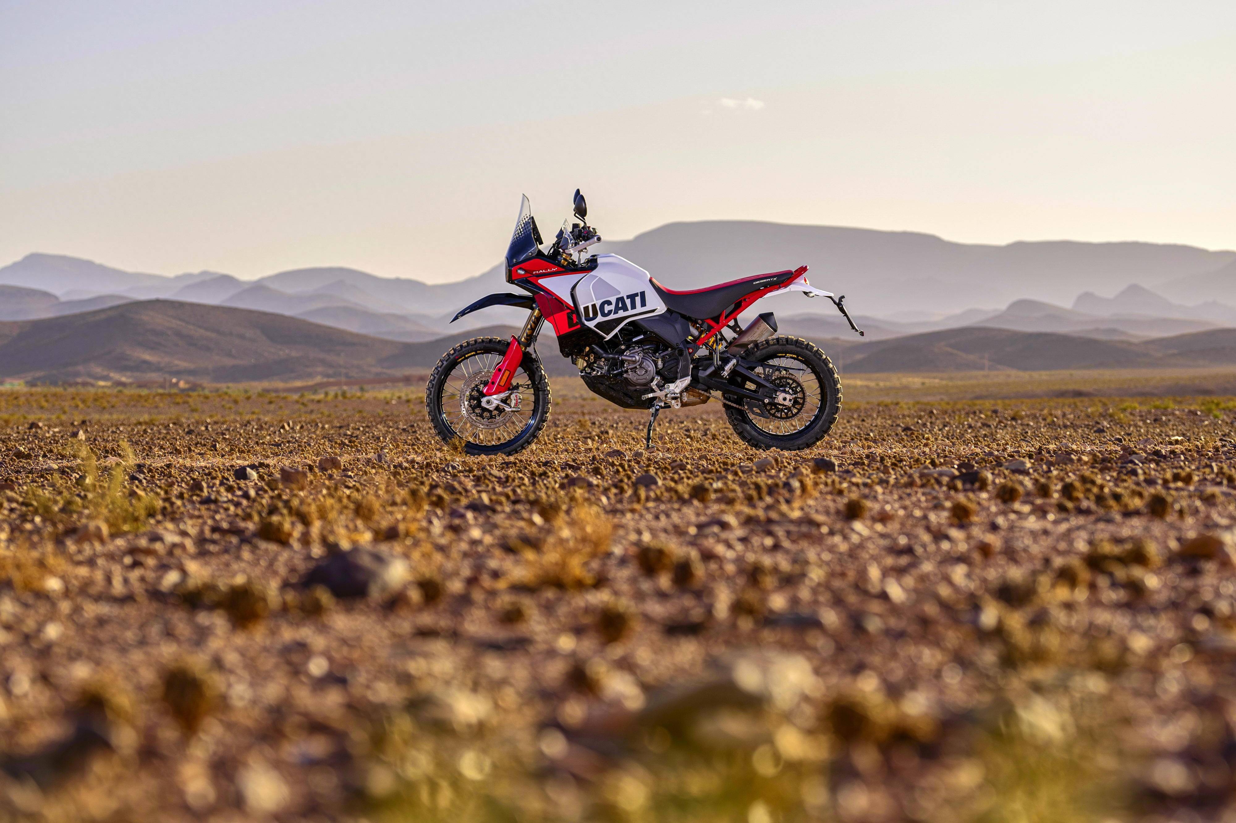 户外特写:杜卡迪 2024 desertx rally 沙漠 x 拉力版(1)_搜狐汽车