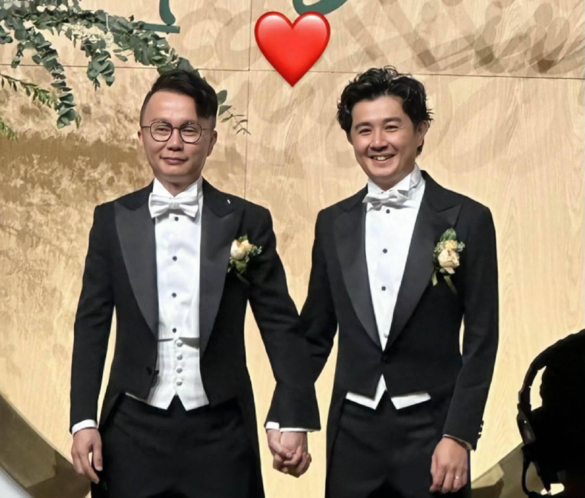 香港知名音乐人与同性伴侣大婚,陈奕迅冒着台风到场送祝福_庄少荣