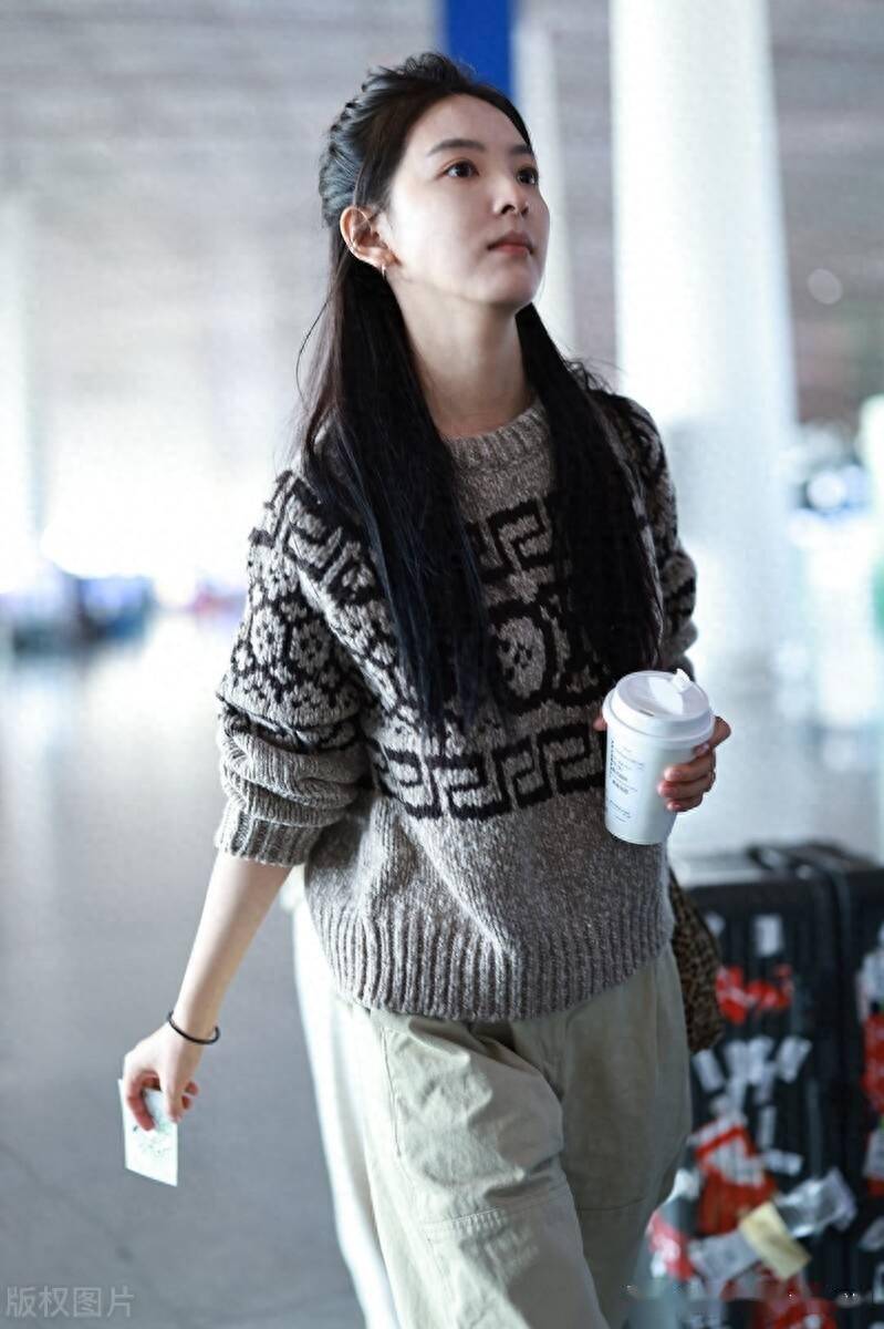 2023年10月10日,北京,章若楠现身机场.身着毛衣甜美清新.