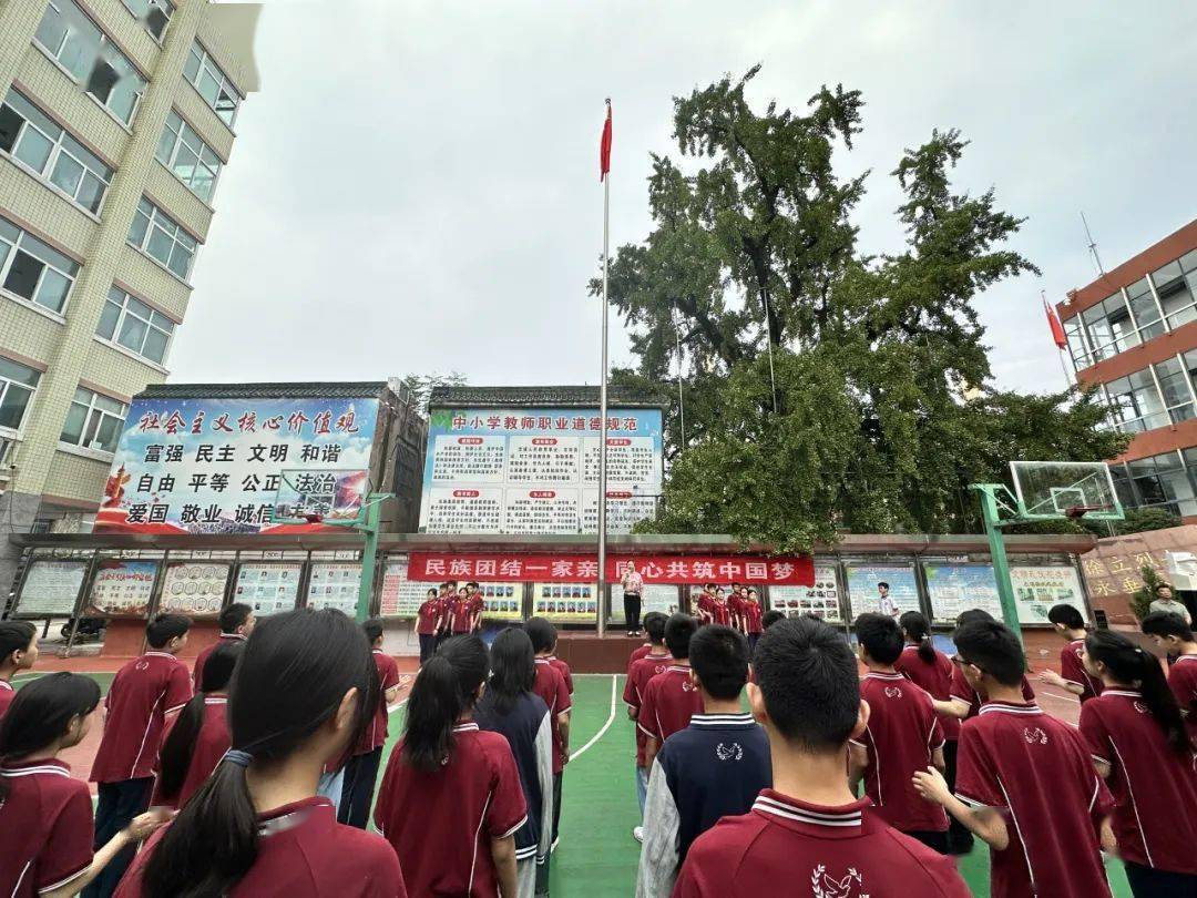 阜阳市民族中学利用升旗仪式,主题班会活动,征文活动等开展民族团结