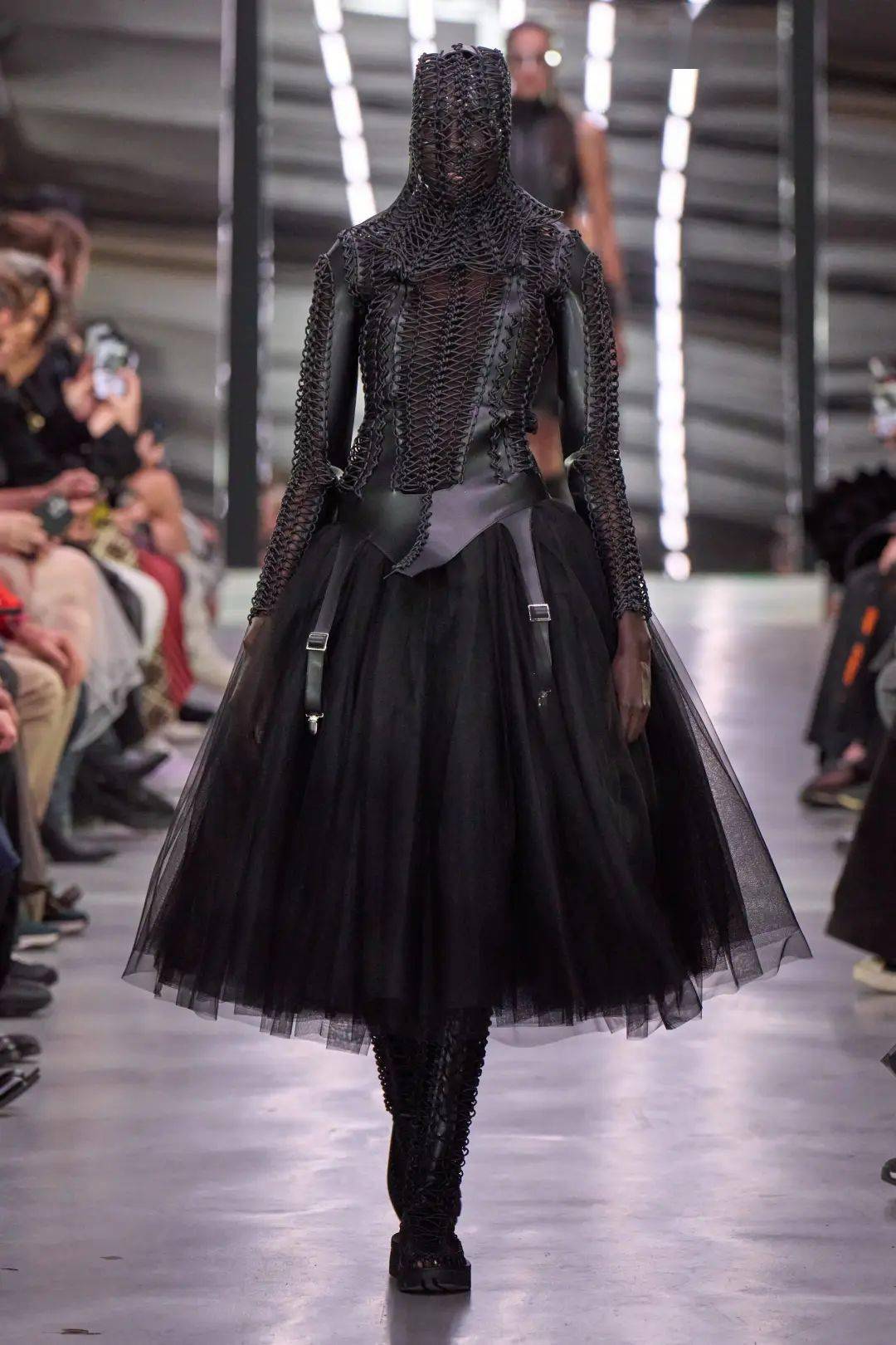 秀场 | noir kei ninomiya 2024 春季时装秀从黑暗到光明的迷人旅程