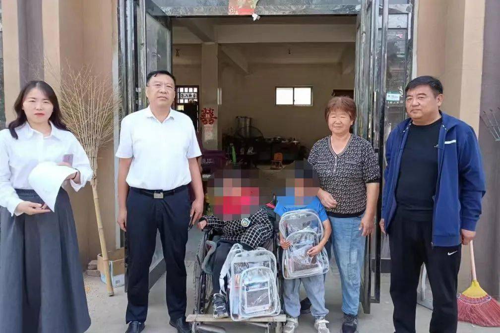 【志愿服务】曹县邵庄镇开展"情暖童心"关爱困境儿童爱心礼包发放活动