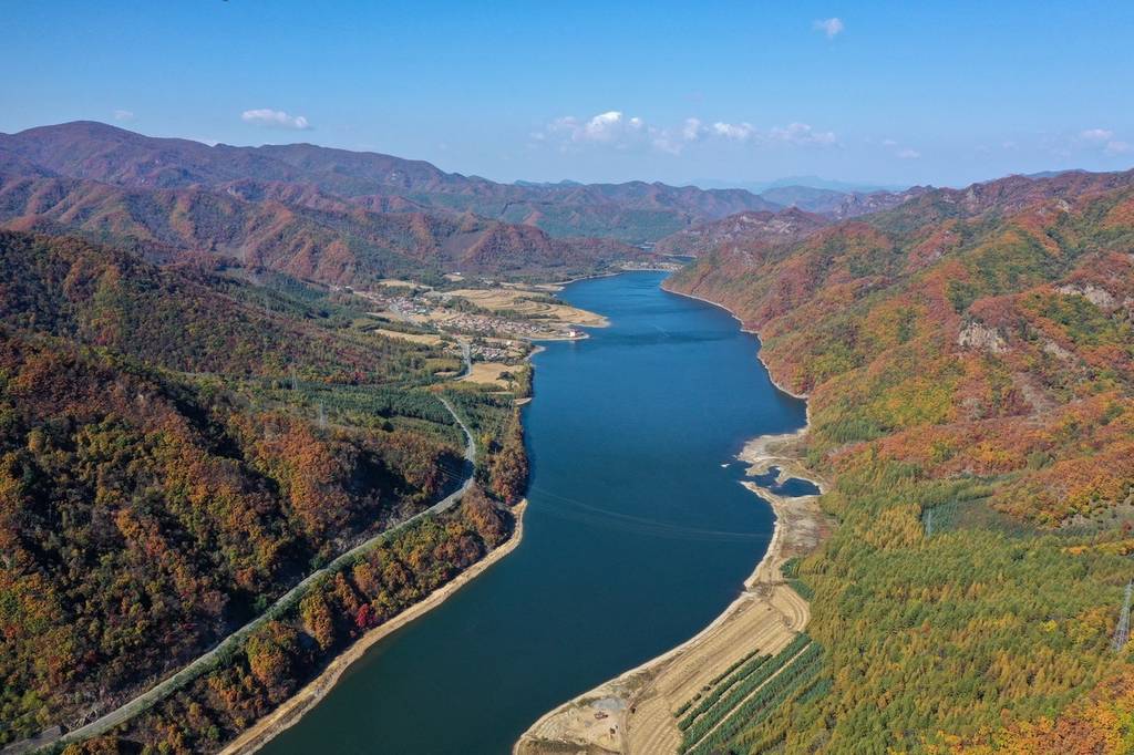 航拍辽宁本溪秋景如画_中新社_照片_无人机