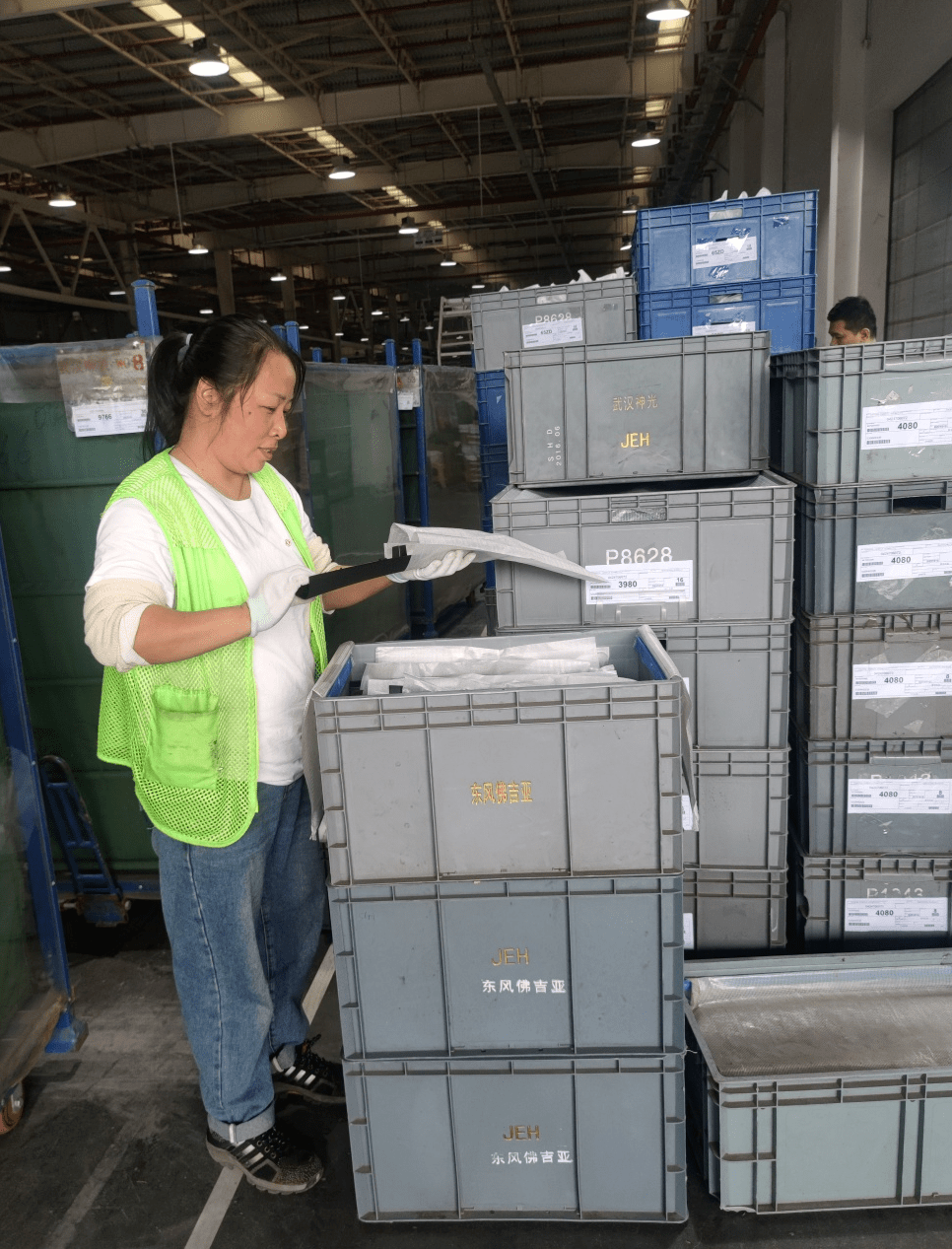 班组和物流、质检等辅助岗位近20名员工匆匆结束假期，投入各岗位工作。
