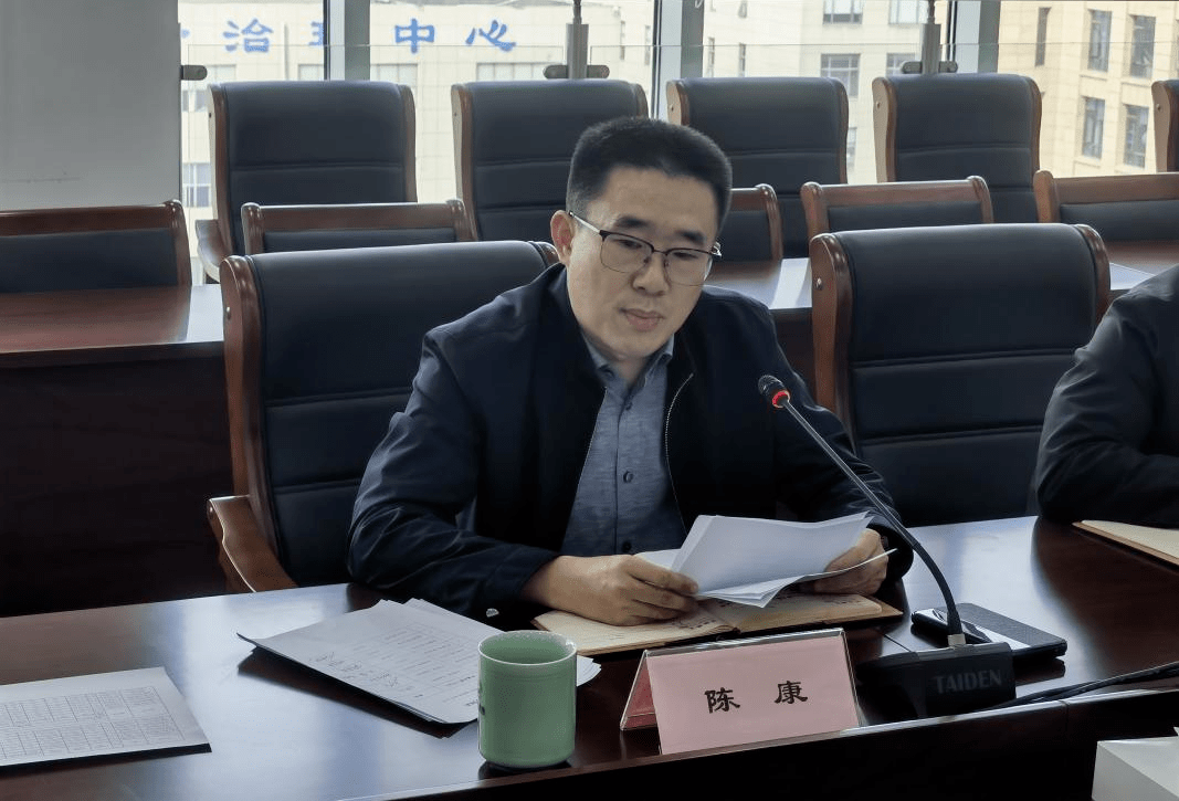 会上,陈康介绍了我区省级小微企业园在 2022年度全市小微企业园绩效