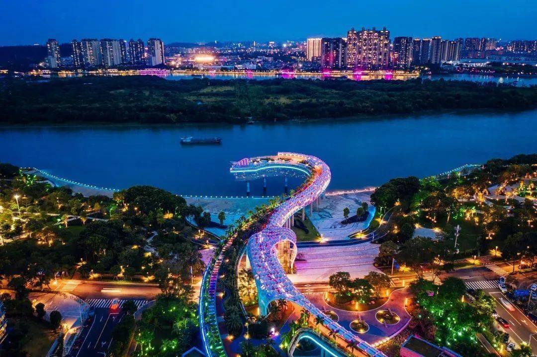 金凤凰广场,图源网络目前周边在售的产品中,除了华侨城天鹅堡二期价格