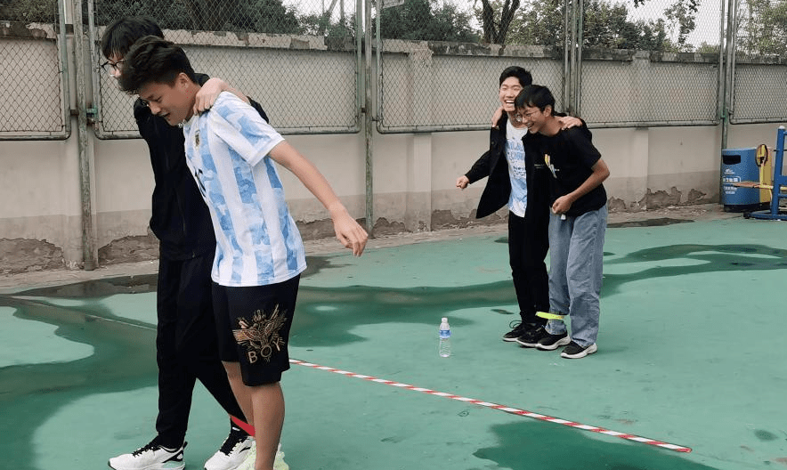 本次运动会以宿舍为单位进行组队开展,游戏内容涵盖两人三足接力跑