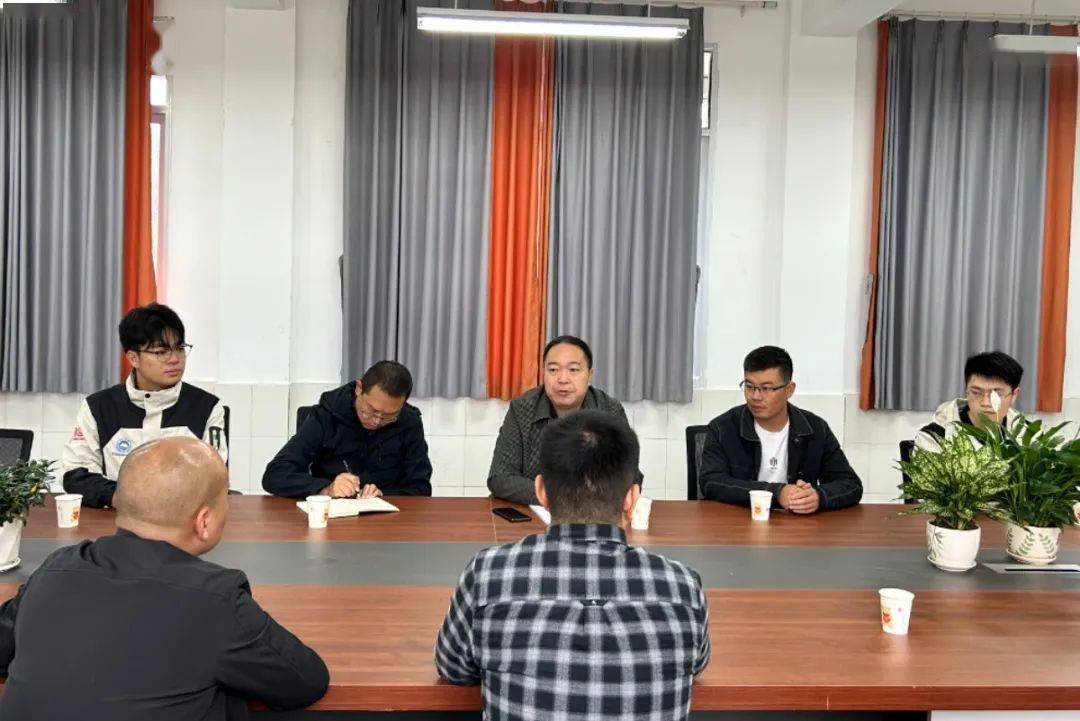 三台县委书记陈首宇同志带队到七一小学凤凰校区对东北大学研究生支教