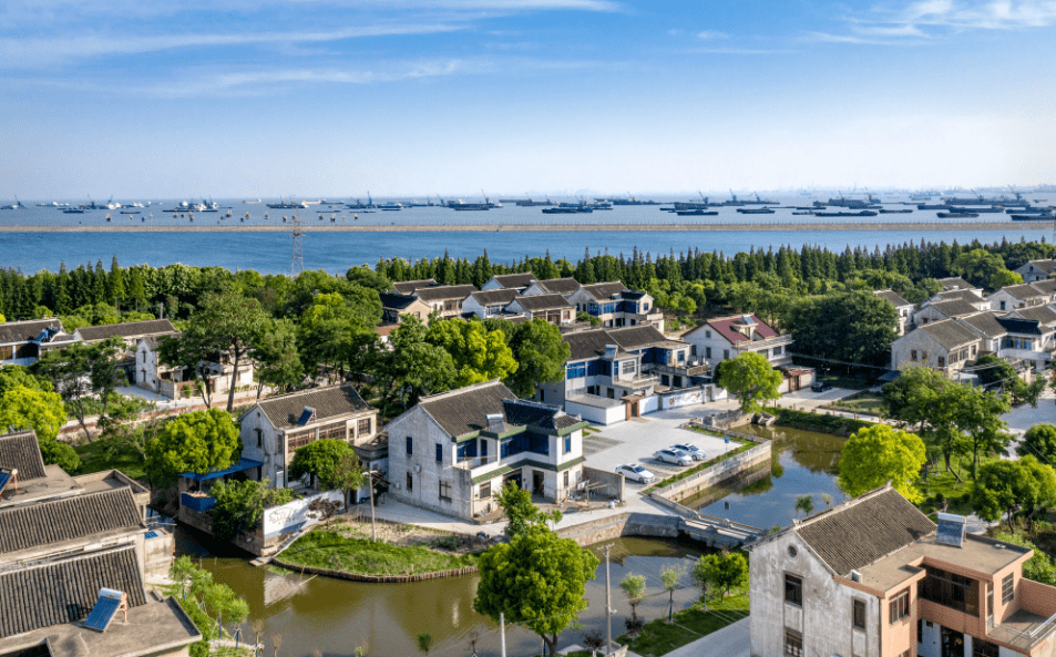 ",积极践行"千村美居 "发展理念,叠加产业要素,推进文旅融合,串点成线