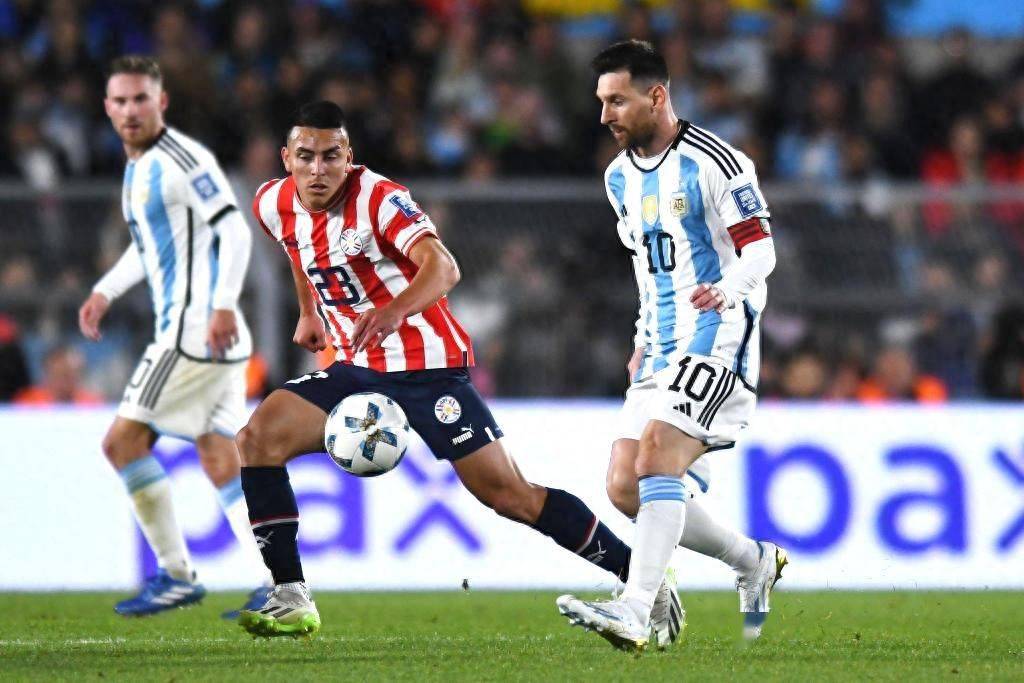 阿根廷1-0成功登顶!梅西上演梅开二柱!
