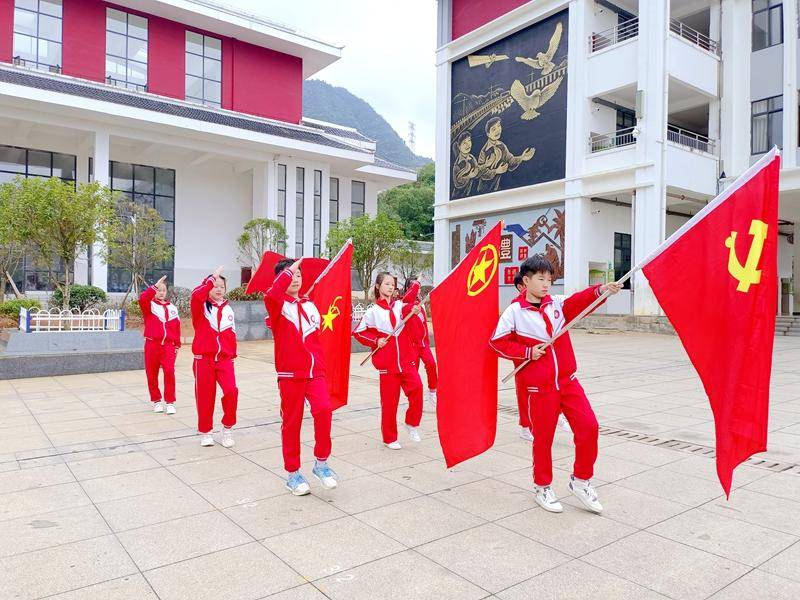 争做新时代好队员 建队纪念日凯里小学新队员集中入队