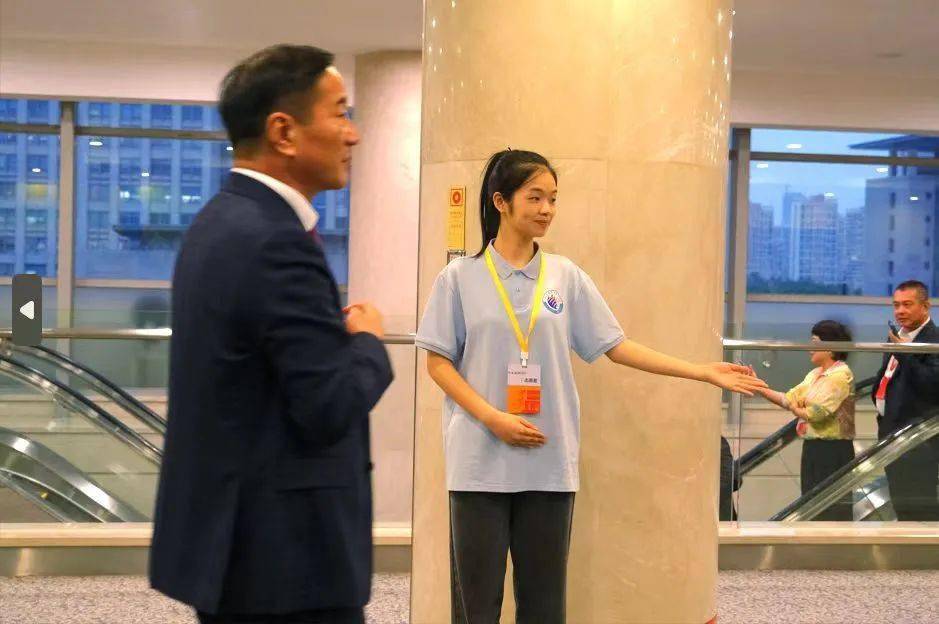 让世界温州人感受"小瓯柑"最暖服务—记世温会志愿服务工作