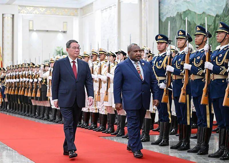 李强同欧盟委员会主席冯德莱恩共同出席中欧企业家座谈会