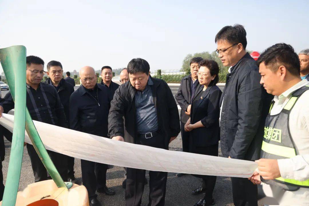 市人大常委会领导调研复兴大街市政化改造项目辅路工程建设情况_梁鹏