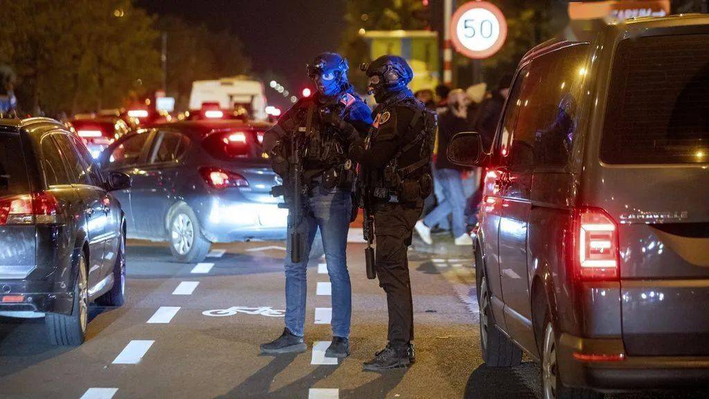 他代表荷兰内阁向瑞典和比利时首相表示哀悼,并希望他们在未来几个