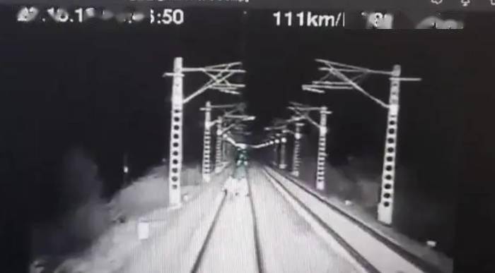 “开鲁”两人凌晨进入火车轨道，被K996次列车撞击身亡，警方回应：案件正在调查办理中