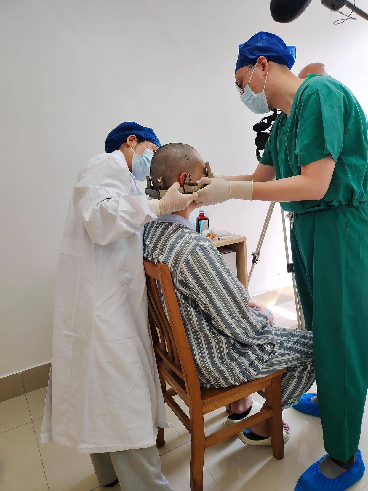 手术历时3小时,由华山医院教授陈亮带领的神经外科团队与上海市精神