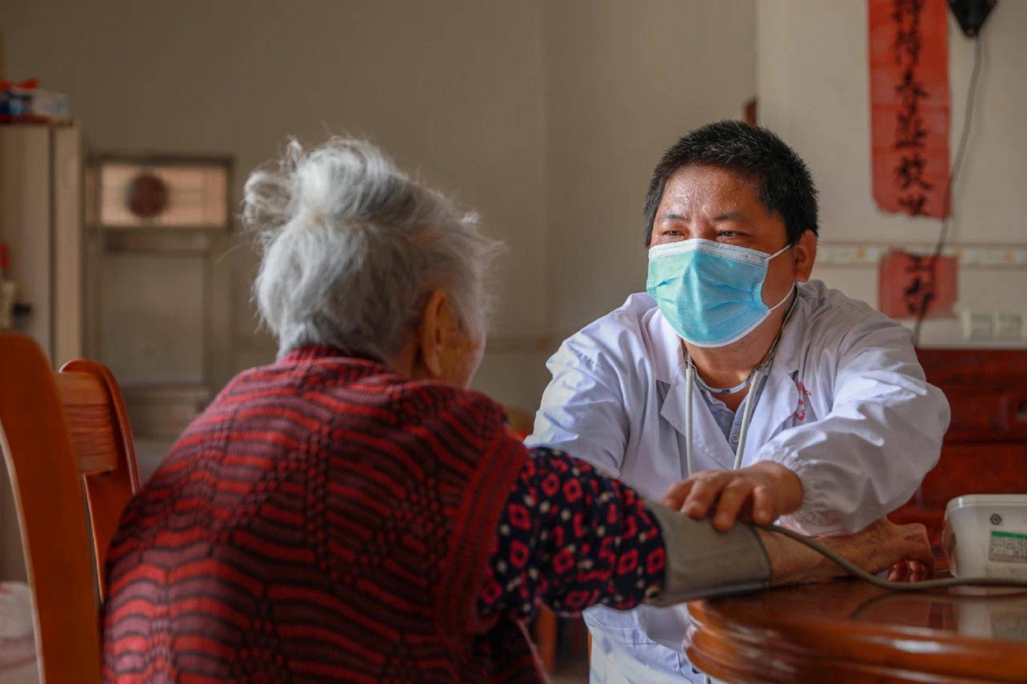 "拄拐医生"与乡村的28年:用爱和坚守诠释医者仁心_村民_拐杖_郑仁