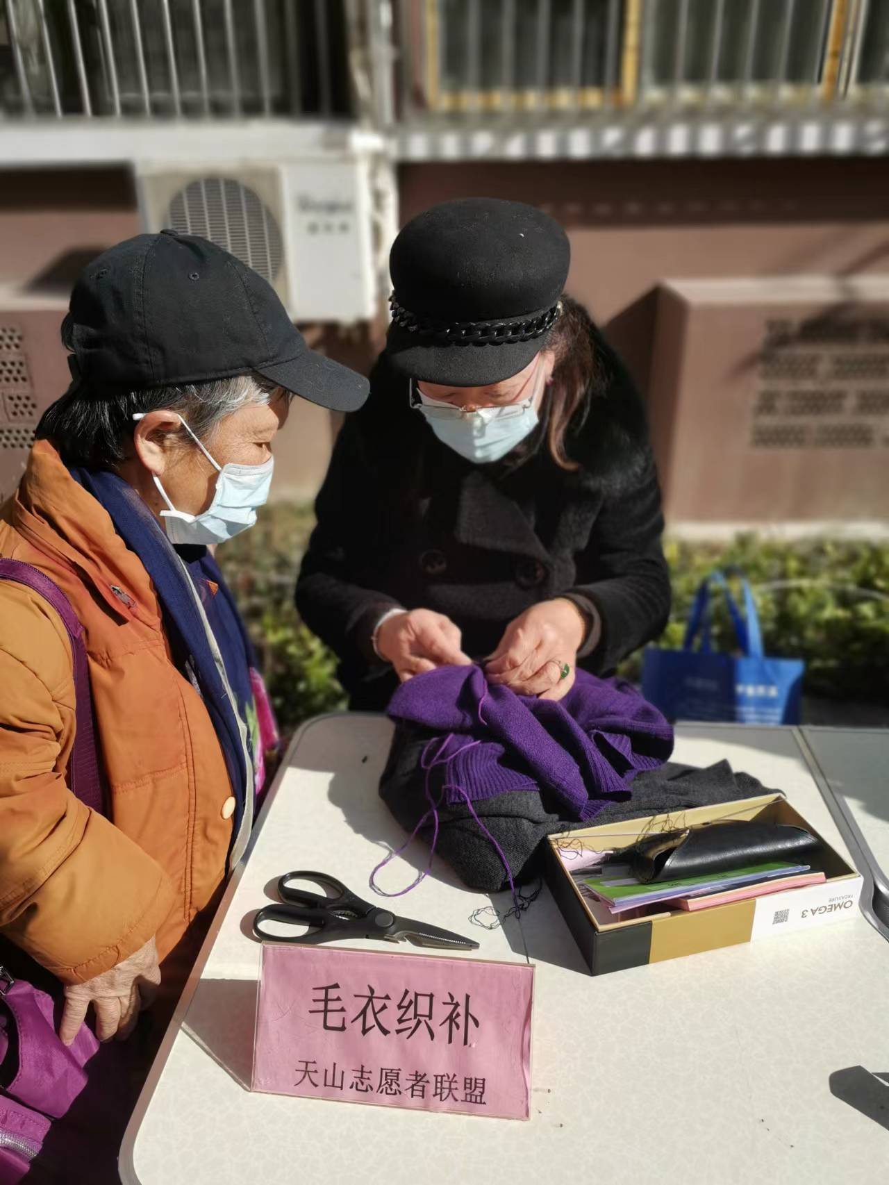 缝补上门为老人织就暖冬
