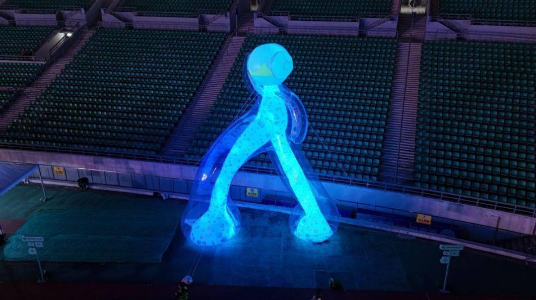 设计主创成员叶梓琪团队为音乐节打造充满未来感"亮仔"大型装置打卡点