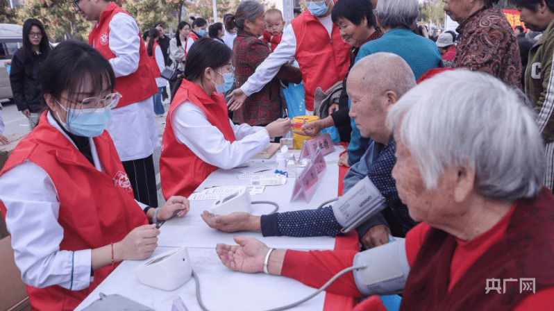 郑州市郑东新区：“九九重阳 关爱老人”公益活动走进社区