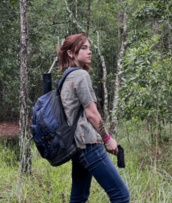 顽皮狗官方分享了一位粉丝的艾莉cos照,形象取自《最后生还者2》,还