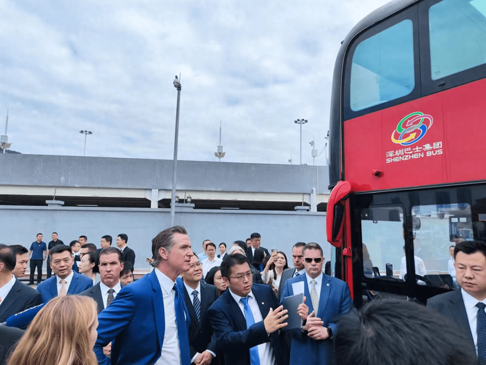 美国加州州长纽森开启访华之旅,在深圳直呼Amazing!_交流_巴士_中国政府