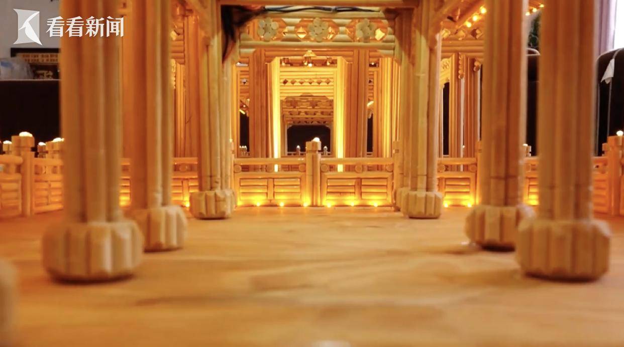 小小的亭台楼阁在灯光下显得美轮美奂,古建斗拱,飞檐翘角,瓦片,梁柱