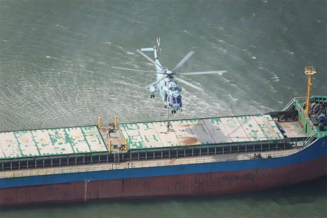 郭颖超 摄▲参训队员准备攀爬商船.