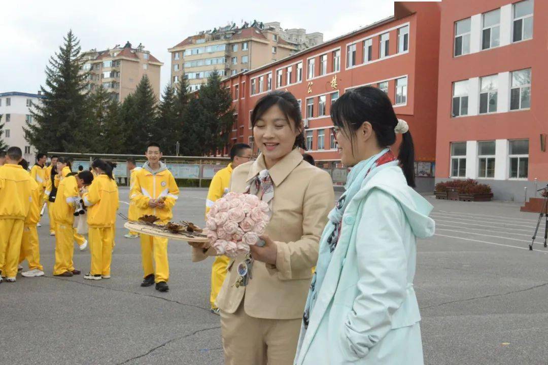 让爱传递 情满校园——通钢三中组织开展校园爱心义卖活动_社会主义