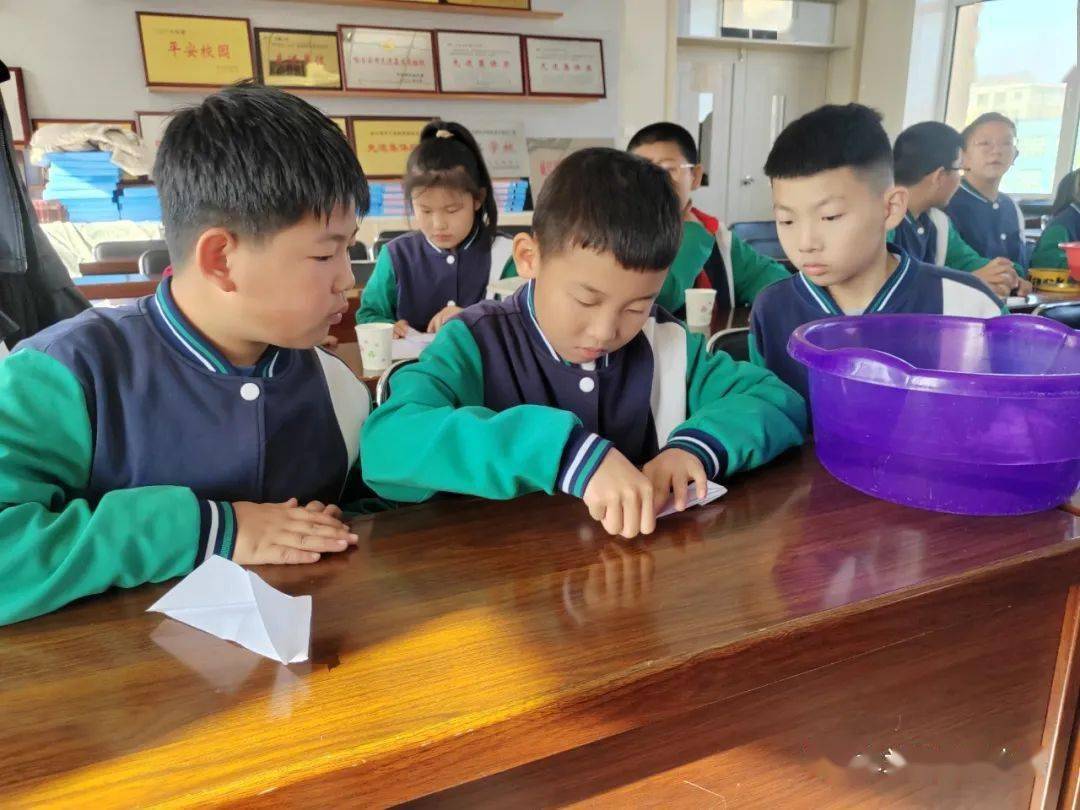 以一角硬币作为重物,然后在小船上逐枚放置硬币,以纸船倾覆或无法再