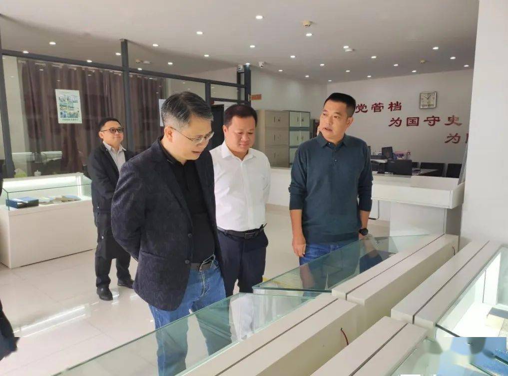 吴水旺一行先后参观了昌江区档案馆的大厅专题展,二