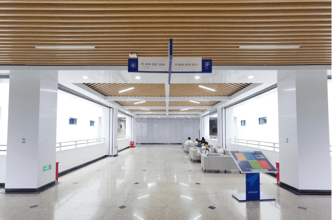 "智慧教室"家族再添22名新成员_教学楼_西楼_桌椅