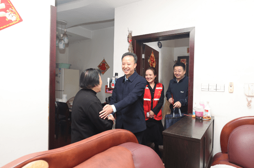 九九重阳到,10月23日,金牛区委书记周德强率队走访慰问辖区老年人.