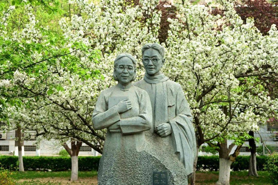 一双伉俪臧克家于1930年进入国立山东大学中文系读书.