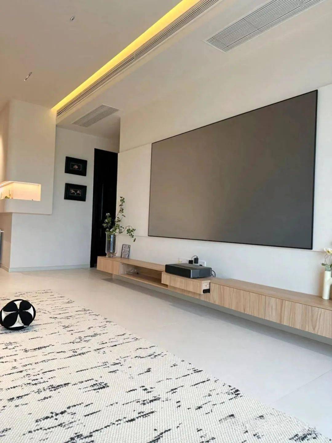 强化空间艺术气息,很有设计感,中间嵌入100寸激光电视,与墙面融为一体