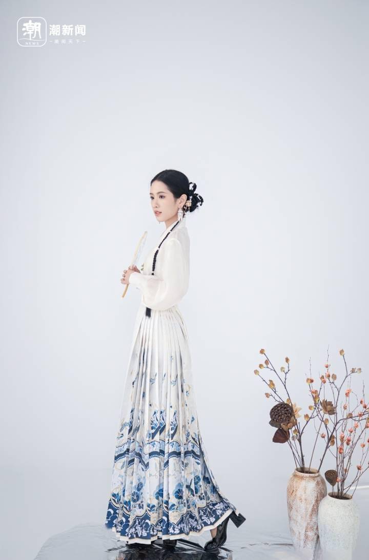 穿着自己设计的马面裙登上《时尚芭莎》,这名00后汉服设计师来自浙江
