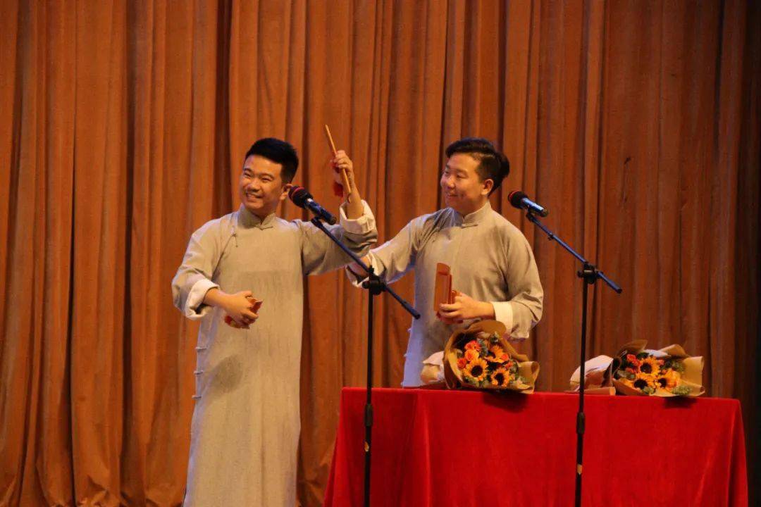 演员,中国曲艺家协会会员,北京曲艺家协会会员,曾获马季杯全国相声