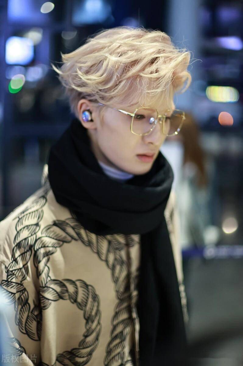 朱正廷上海出发,印花卫衣搭配金丝边眼镜帅气十足_机场